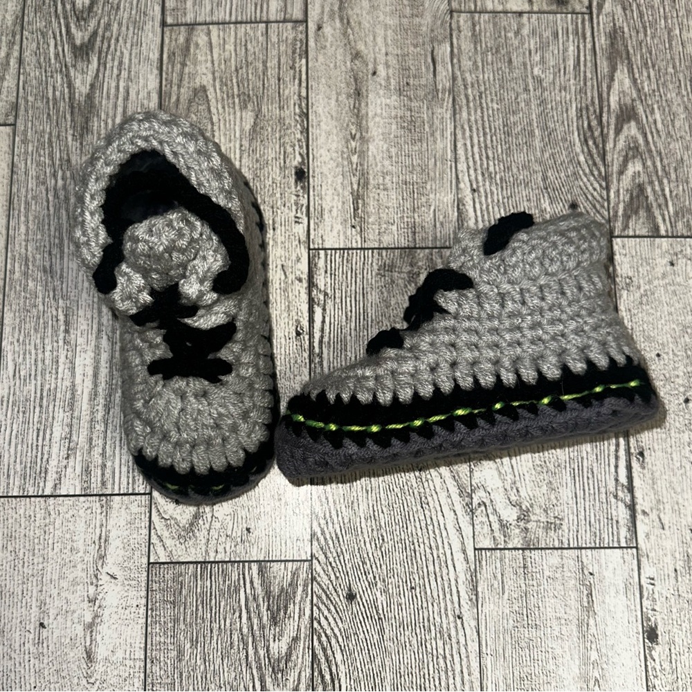 New knitted infant booties 2 pair - Picture 4 of 4